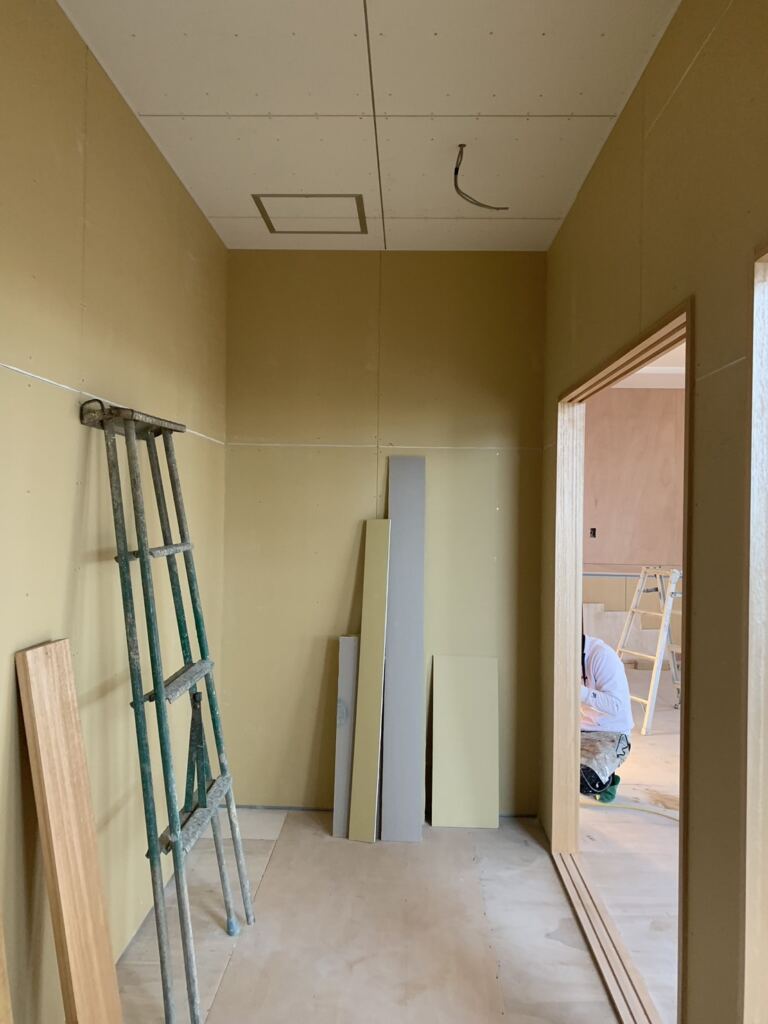 施工前：新築内壁・天井塗装工事